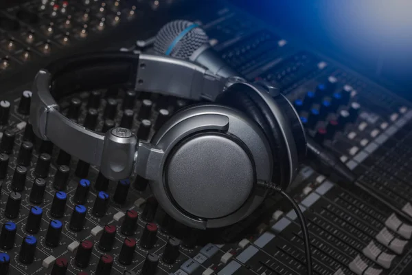 Kulaklık ve mikrofon ses müzik karıştırıcı kontrol paneli.