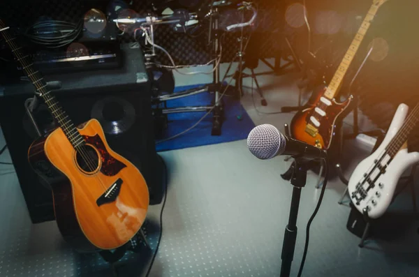 Instrumento de música rock / banda musical en casa sala de grabación de audio —  Fotos de Stock