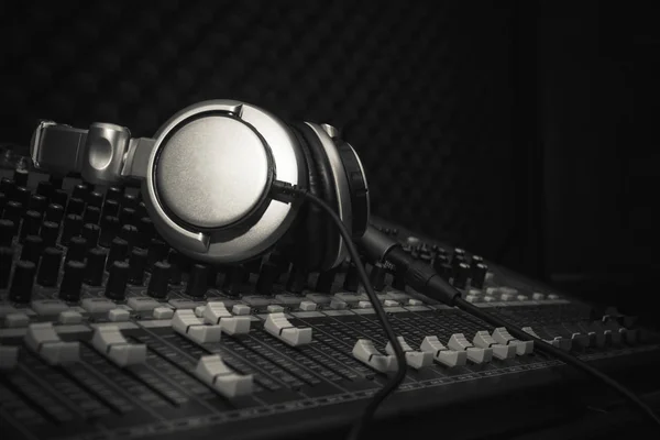 Hoofdtelefoon of luidspreker op geluid muziek mixer home studio Recording. — Stockfoto