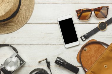 Üstten Görünüm aksesuarları kadın kavramı giyim ile seyahat için.