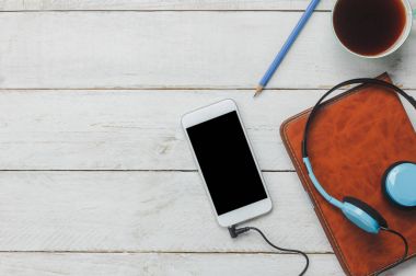 Top görünümü / kalem yat / not defteri / beyaz cep telefonu / radyo müzik dinlemek