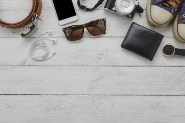 Tatil kavramı üzerinde seyahat aksesuarýn düz lay.