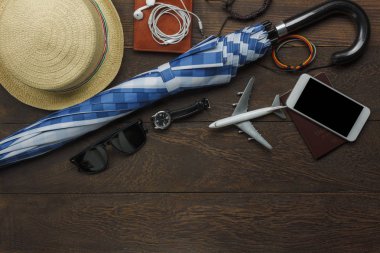 Aksesuar için ulaşım konsepti ile güneş ışığı veya gün yağmur için Gezgin görünümünü yukarıda. Rustik kahverengi ahşap ekipman çeşitli karıştırın. Birkaç madde temel planlama ile backpacker için.