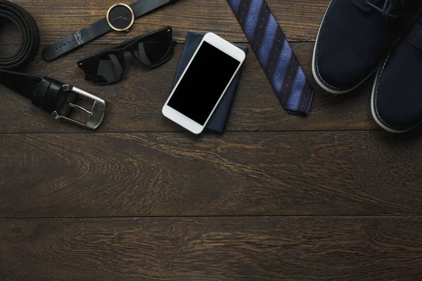 Aksesuar erkek moda teknoloji kavramı ile genel bakış. Modern kahverengi ofis Resepsiyon arka plan çeşitli öğeleri. Gün ve kopya alanı çalışmak için adam iş için gerekli giyim.