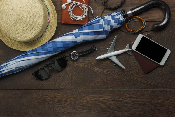 Aksesuar için ulaşım konsepti ile güneş ışığı veya gün yağmur için Gezgin görünümünü yukarıda. Rustik kahverengi ahşap ekipman çeşitli karıştırın. Birkaç madde temel planlama ile backpacker için.