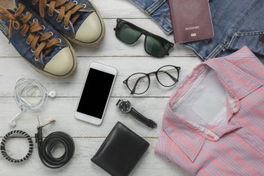 Üstten Görünüm veya düz aksesuar arka plan kavramı giyim moda kadınlar ile seyahat için yatıyordu. Temel öğeleri genç veya yetişkin gezgin için. Mix nesne üzerinde modern rustik Beyaz ahşap Ofis Masası.