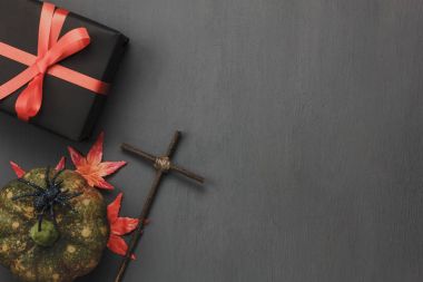 Masa üstü dekorasyon işaret mutlu Halloween festival arka plan. güzel portakal Lale ve akçaağaç yaprağı ile. Ahşap rustik itiraz ediyorum. Metin bilgi için alan kopyalayın. Koyu tonlu tasarım.