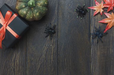 Masa üstü dekorasyon işaret mutlu Halloween festival arka plan. güzel kabak ve akçaağaç yaprağı ile. Birkaç modern rustik ahşap masanın üstünde nesne. Metin bilgi için alan kopyalayın. Koyu tonlu tasarım.