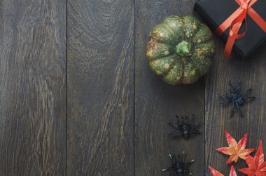 Masa üstü dekorasyon işaret mutlu Halloween festival arka plan. güzel kabak ve akçaağaç yaprağı ile. Birkaç modern rustik ahşap masanın üstünde nesne. Metin bilgi için alan kopyalayın. Koyu tonlu tasarım.
