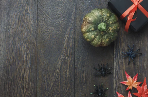 Masa üstü dekorasyon işaret mutlu Halloween festival arka plan. güzel kabak ve akçaağaç yaprağı ile. Birkaç modern rustik ahşap masanın üstünde nesne. Metin bilgi için alan kopyalayın. Koyu tonlu tasarım.