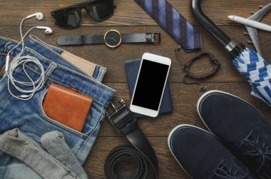 Teknoloji kavramı arka plan ile Giyim Aksesuarları moda erkek düz lay.