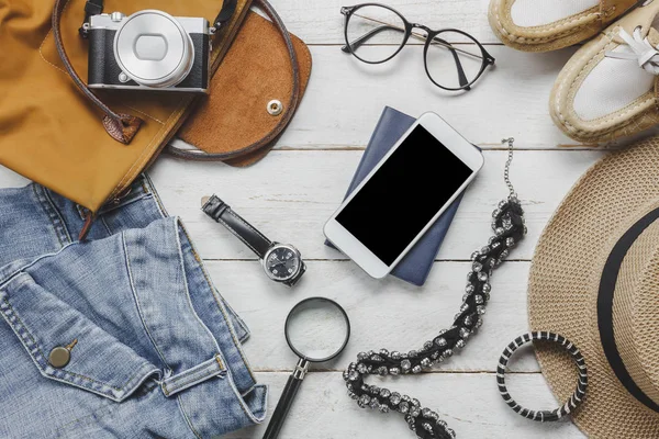 Üstten Görünüm aksesuarları kadın kavramı giyim ile seyahat için. 