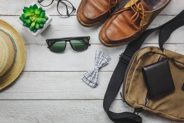 Üstten Görünüm aksesuarları erkek giyim kavramı ile seyahat için.