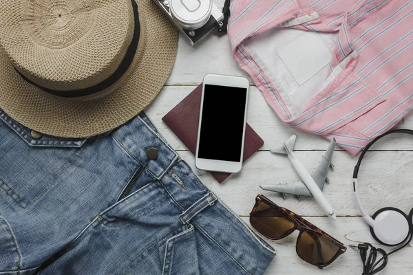 Vista aérea de accesorios ropa de mujer para viajar con tecnología de fondo — Foto de Stock