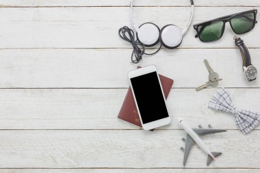 Üstten Görünüm aksesuarları erkek giyim kavramı ile seyahat için. 