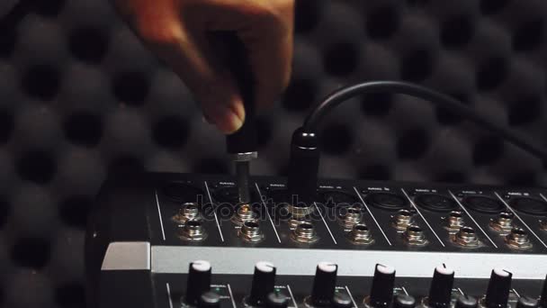 Messa a fuoco selettiva mano qualcuno collegare connettori USB del microfono sul mixer musica del suono. . — Video Stock
