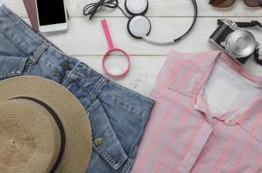 Üstten Görünüm teknoloji arka plan kavramı ile seyahat için kadın giyim aksesuarları. Temel öğeleri seyahat edenler için ya da genç ve yetişkin tatil gezi için hazır olun. Birkaç modern beyaz tahtaya nesne.