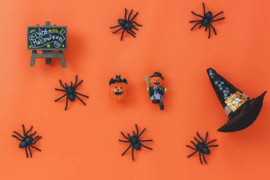 Düz iz Cadılar Bayramın kutlu olsun festival arka plan kavramı yatıyordu. Temel nesne üzerinde modern rustik turuncu masa ahşap ev dekorasyon ile tepesinde. Gerekli öğeler için sezon süsleme.