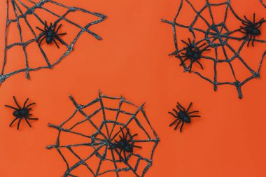 Masa üstü bir işaret mutlu Halloween festival arka plan kavramı. Temel nesne üzerinde modern rustik turuncu masa ahşap ev dekorasyon ile tepesinde. Gerekli öğeler için sezon süsleme.