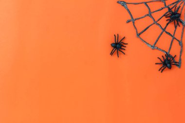 Havadan görünümü bir işaret mutlu Halloween festival arka plan kavramı. Temel nesne üzerinde modern rustik turuncu masa ahşap ev dekorasyon ile tepesinde. Gerekli öğeler için sezon süsleme.