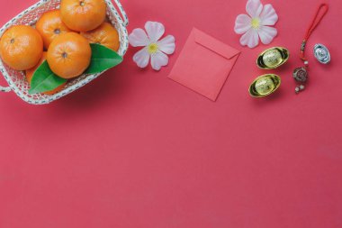 Mutlu Çin yeni yılı konsept arka plan için öğelerin en iyi görünümü. Modern rustik kırmızı masa ev dekorasyonu üzerinde farklı temel aksesuar. Mix nesneleri festival season.free alan tasarım için.