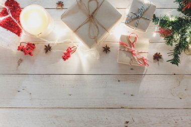 Havai görünümü süs ve dekorasyon neşeli Noel ve mutlu yeni Year.several öğesi modern rustik beyaz ev ofis desk.space üzerinde yaratıcı tasarım metin ve word.object için mevsimlik oturum.