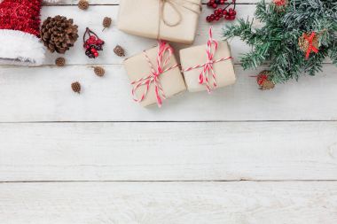 Tablo üstten görünüm süs ve dekorasyon neşeli Noel ve mutlu yeni Year.several öğesi modern rustik beyaz ev ofis desk.space üzerinde yaratıcı tasarım metin ve word.object için mevsimlik oturum.