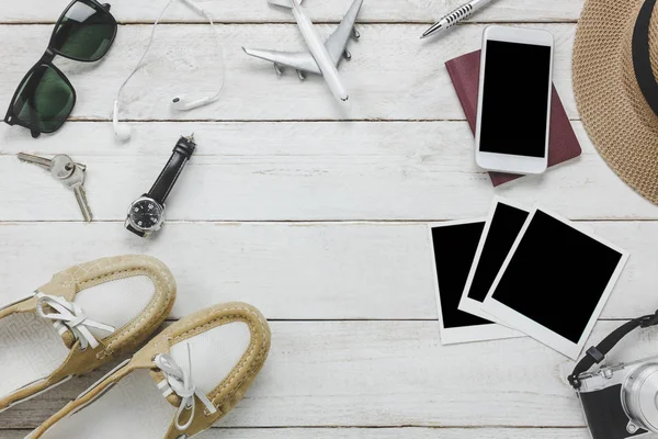 Üstten Görünüm teknoloji kavramı arka plan ile seyahat etmek kadın aksesuarları. Çeşitli nesne modern rustik ahşap ofis masasında karıştırın. Genç veya yetişkin temel öğeleri ve seyahat etmek yolculuk.
