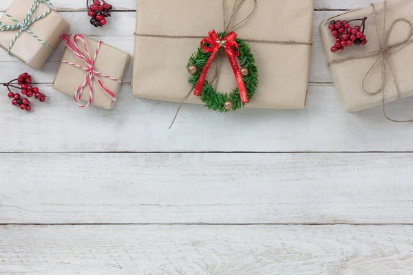 Vista aérea de los ornamentos y la decoración Feliz Navidad y Feliz Año Nuevo. Varios signo elemento en el escritorio moderno rústico blanco oficina en el hogar. Espacio para el diseño creativo texto y word.object para la temporada . —  Fotos de Stock