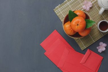 Ve delilik mutlu yeni yıl Çince kavramı arka plan için öğelerin havai görünümü. Farklı temel Aksesuar modern rustik masa ev dekorasyon. Festival sezonu için mix nesneleri ve portakal.