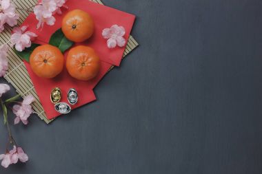 Havadan görünümü süslemeleri Çin ve ay yeni yıl kavramı arka plan. Mix öğeleri ve portakal klasik gri grunge ev ofis masada. Diğer dil araç zengin veya zengin ve happiness.space yazı tipi.