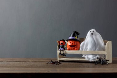 Cadılar Bayramın kutlu olsun Festivali kavramı arka plan temel dekorasyon aksesuar. Çeşitli öğeleri hayalet el yapımı ve Jack-o-fener kabak karışımı 