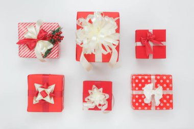 Düz yatıyordu nesneleri süslemeleri ve güzel hediye kutuları süsler. Neşeli Noel ve mutlu yeni yıl da doğum günü kavramı. Çeşitli nesneler üzerinde modern rustik beyaz evde ofis Resepsiyon studio arka plan.