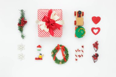 Süslemeleri ve süs eşyaları neşeli Noel ve mutlu yeni yıl kavramı düz yatıyordu hava görüntüsü. Festival dekorasyonu kış sezonu için. Modern klasik ahşap beyaz arka plan nesnelerde temel aksesuarları.