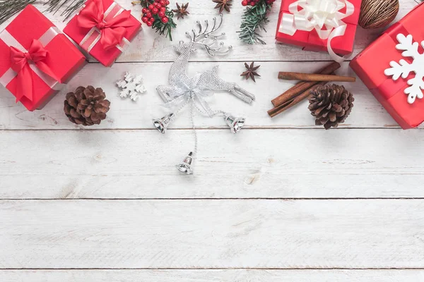 メリー クリスマスの装飾・新年あけましておめでとうございますの装飾の概念のビューよりも上。本質的な違いはスタジオ オフィス デスク モダンな素朴な木製ホワイト バック グラウンド自宅のオブジェクトします。項目ガラス トナカイ. — ストック写真