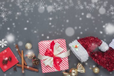 Üstten Görünüm seri görüntü yaratıcı tasarım neşeli Noel ve mutlu yeni yıl konsepti. Çok sayıda nesne rustik Grey ev ofis masa başında ahşap modern. Creative için boş alan tasarım güzel metin ve ifadeler