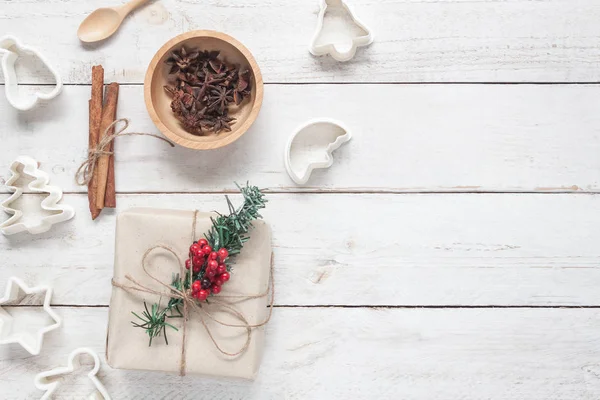 Neşeli Noel ve mutlu yeni yıl arka plan kavramı görünümü görüntü yukarıda. Aksesuar yapmak tatlı hediye kutusu ve köknar ile üzerine beyaz ahşap evde Ofis Masası ağaç. Yaratıcı tasarım metin için boş alan.