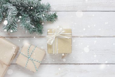 Üstten Görünüm hava görüntüsünü süs eşyaları ve dekorasyonlar neşeli Noel ve mutlu yeni yıl arka plan kavramı. Modern rustik beyaz ev ofis Resepsiyon stüdyoda ahşap üzerine kar taneleri ile birçok farklı öğe.