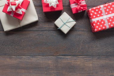 Düz görüntü öğesi neşeli Noel ve mutlu yeni yıl dekor festival arka plan concept.free alan yaratıcı tasarım için yatıyordu. Modern rustik Brown'un temel süslemeleri evde ofis Resepsiyon stüdyo ahşap.