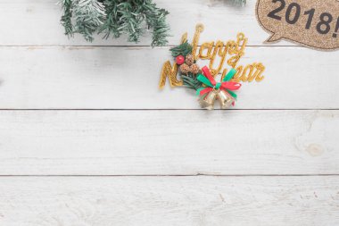 Havai görünümü süslemeleri ve süs eşyaları mutlu yeni yıl kavramı hava görüntüsü. Ev partisi tatil dekorasyonu için öğeleri. Vintage grunge beyaz ofis masa ya da masada studio geçmiş vasıl ahşap nesnelerde.