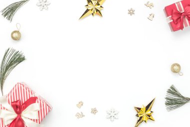 Üstten Görünüm dekorasyon ve süsleme neşeli Noel ve mutlu yeni yıl arka plan kavramı hava görüntüsü. Tablo üst temel aksesuarları, yaratıcı tasarım için ev ofis desk.free beyaz tahta üzerinde.
