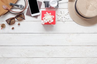 Düz hava süslemeleri ve süs eşyaları neşeli Noel ve mutlu yeni yıl arka plan görüntüsünü modern rustik beyaz masa stüdyoda ahşap concept.several aksesuarları yatıyordu. Madde gezi seyahat seyahat edenler için.