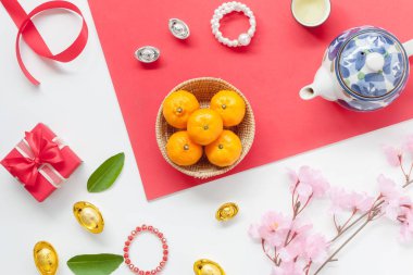 Ay yeni yıl ve Çince yeni yıl üzerinde seyahat aksesuarları görünümünü yukarıda kavramı arka plan tatil. Boş alan için mock up ve şablon. Fark modern rustik kırmızı ahşap evde nesneleri office.