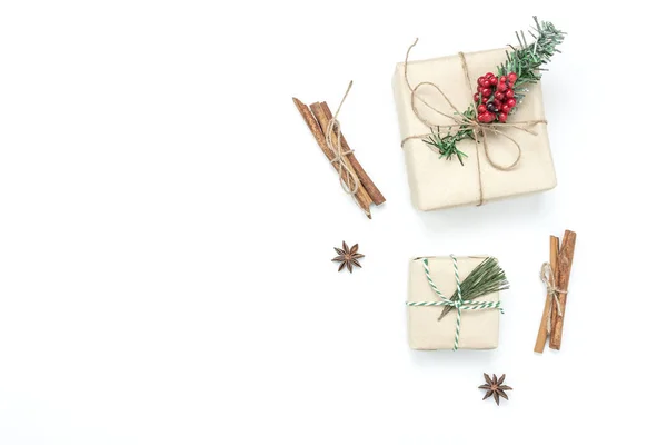 Süs eşyaları ve dekorasyonlar neşeli Noel ve mutlu yeni yıl kavramının görünüm havadan görüntü yukarıda. Beyaz arka plan üzerinde gerekli aksesuarları. Tablo kış sezonu için en iyi güzel nesnesi. Madde ev partisi dekor