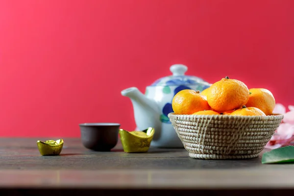 Aksesuar Çin yeni yıl ve dekorasyon ay Festivali kavramı background.beautiful düzenleme temel öğeleri modern rustik ahşap kırmızı duvar kağıdı bir kadeh. Oturum nesneler dekor sezon için.