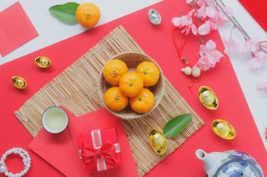 Masa üstü aksesuarları ve Çin yeni yıl ve ay yeni yıl festival kavramı arka plan hava görüntüleyin. Çeşitli nesne için sezon karıştırın. Fark modern beyaz ahşap evde Ofis Masası öğeleri.