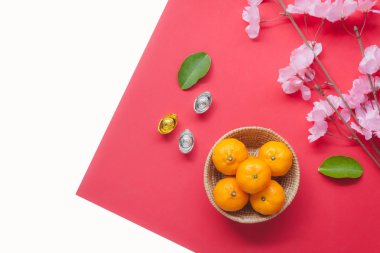 Masa üstü aksesuarları ve Çin yeni yıl ve ay yeni yıl festival kavramı arka plan hava görüntüleyin. Çeşitli nesne için sezon karıştırın. Modern beyaz fark öğeler evde Ofis Masası ahşap.