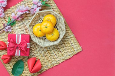 Aksesuarlar ay yeni yıl ve Çince yeni yıl görünümünü arka plan kavramı tatil. Boş alan için sahte ve Template.Essential nesneleri modern tasarım kırmızı ahşap evde ofis Resepsiyon stüdyo.