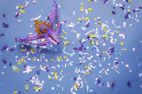 Flat Lay Imagem Aérea Bela Máscara Carnaval Prata Roxa Para — Fotografia de Stock