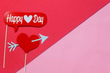 Tablo üstten görünüm işareti Sevgililer s gün arka plan kavramı hava görüntüsü. Düz fotoğraf modern grunge kırmızı ve pembe duvar kağıdı ev ofis Resepsiyon stüdyoda booth sahne yatıyordu. Pastel ve Duo yaratıcı tasarım sesi.